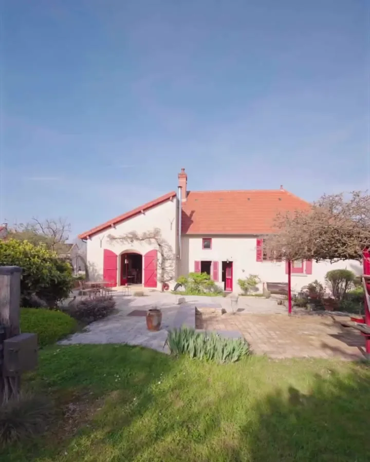 Maison en pierre aux volets rouges, près de Beaune
