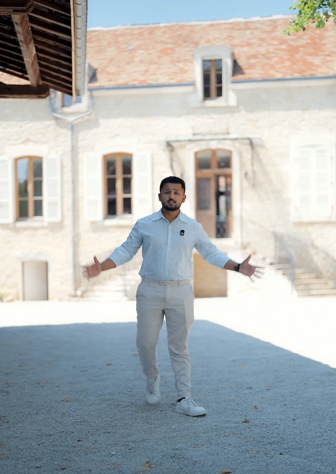 Shawez Ali présente une maison en pierre, dans une cour