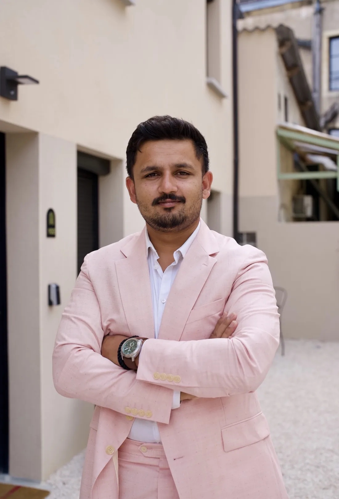 Portrait de Shawez Ali, bras croisés, dans une rue de Dijon